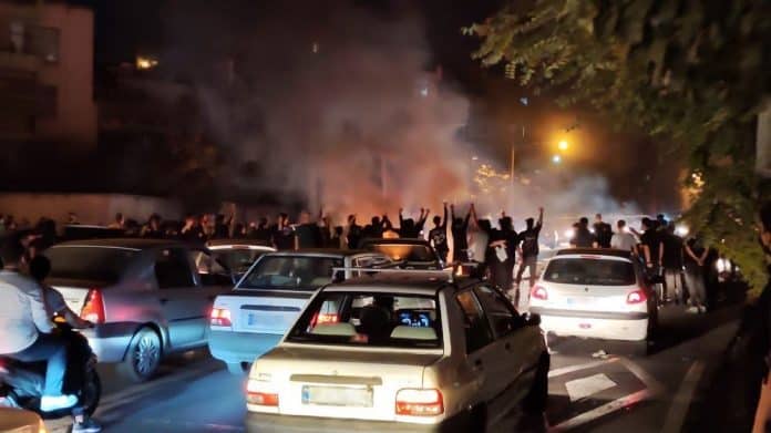 Iran: On 27th Day of Uprising, Strikes in Bazaar, Petrochemical Workers, Student Demonstrations