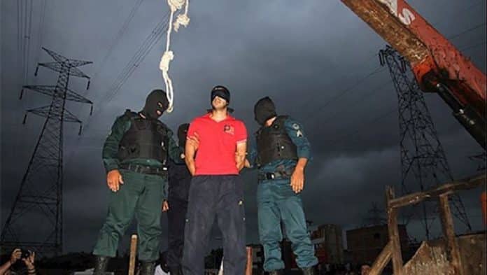 Iran: Public Execution of a Prisoner in Najafabad After 8 Years of Imprisonment for Killing a Regime Agent in 2004