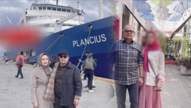 Shahram Dabbiri, deputy to regime president Pezeshkian, with his wife in front of the Plancius ship