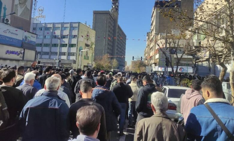 War and Mismanagement Push Iran Toward Total Economic Contraction